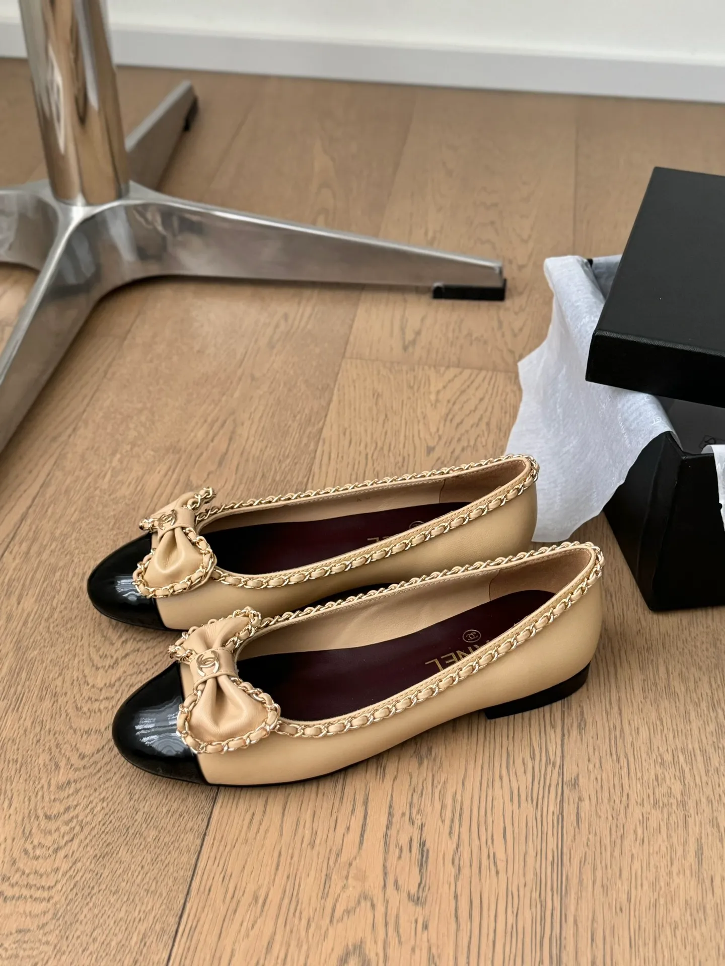 👟👟Ex-factory price 580👟👟 Purchasing agent Chanel Xiaoxiang 24A new chain double C thick heel shoes! 1:1 replica of the original. A classic among classics. It is perfect whether paired with trousers or skirts. The small round head design is very good at modifying the shape of the feet. A must-have for little fairies! The upper is made of imported lambskin, the lining is top-grade mixed sheepskin, and the outsole is imported Italian cowhide. Heel height: 2.5cm. Size: 35-39 (40/41/42/43 customized)